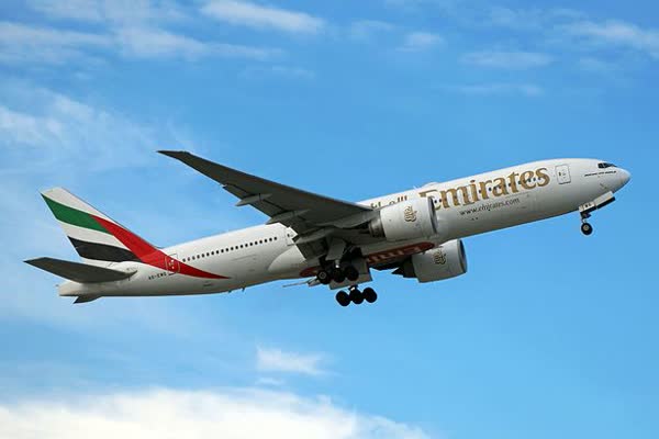 Emirates Suspends Dubai Flights Amid Middle East Conflict